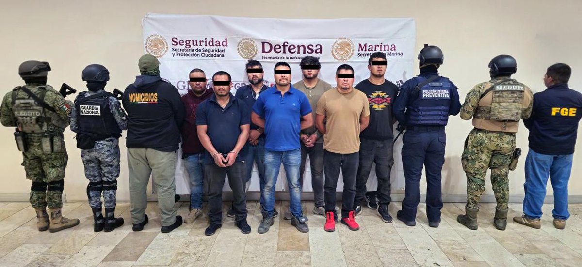JCarlos_Valerio's tweet image. 🚨Autoridades estatales y fuerzas federales lograron la detención de Roberto N., alias “El Bukanas”, junto a seis integrantes de su grupo delictivo en Chignahuapan, #Puebla.

👮‍♂️ El operativo coordinado entre SSP, Marina, Defensa, Guardia Nacional y FGE permitió asegurar armas de