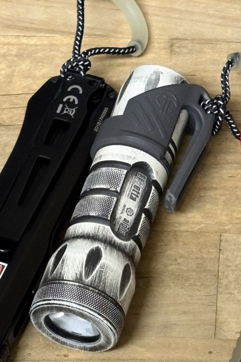 THYRMロープロのクリップの返しを切り飛ばしたら、ポケットに引っ掛けるのも抜くのもやり易くなって結構良い感じ