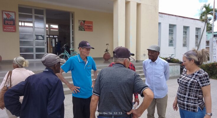 65 años del carácter socialista de la Revolución cubana y homenaje a los héroes de Girón en Florida. Veteranos, FAR y pueblo rinden tributo ante nuevas amenazas del imperio, en el centenario de Fidel. 🇨🇺✊ #Cuba #Girón65 #FidelCastro100