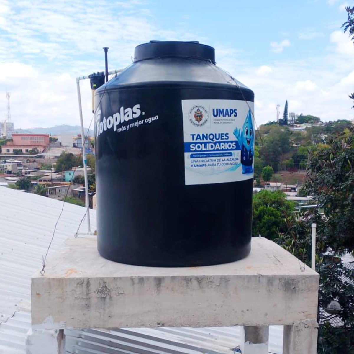 juandiegozelaya's tweet photo. Ya comenzó la instalación de los tanques de almacenamiento y esto es la prueba de que cuando nos unimos, las soluciones llegan, pero esto es apenas el comienzo de la gran transformación que hemos planeado para nuestra capital. https://t.co/Dx16A4kiLc