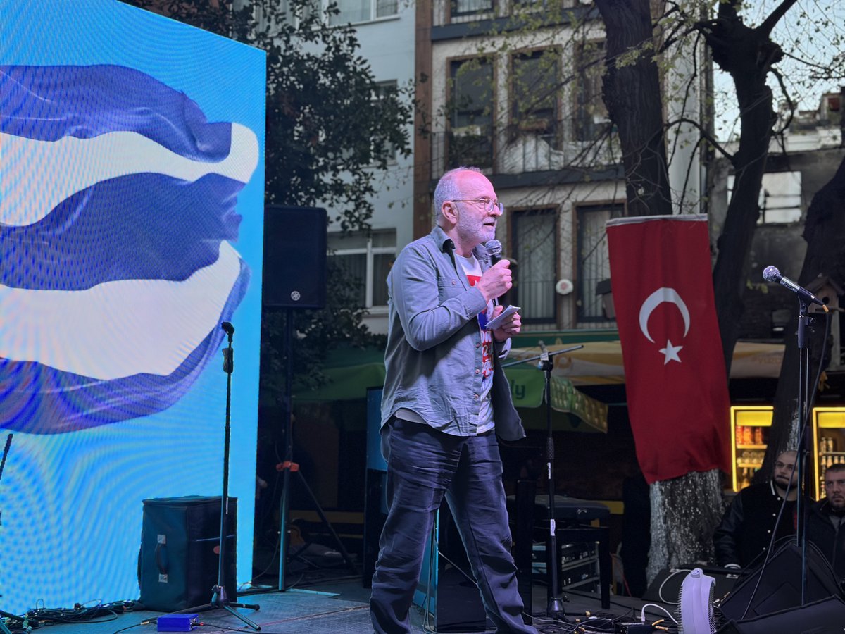 tkpninsesi's tweet photo. TKP Genel Sekreteri Kemal Okuyan, dayanışma etkinliğinde Küba dayanışmasını sorgulayanlara yanıt verdi:

"Ne dedi Fidel? 'Sermayenin dünyasından kurtulmamız gerekiyor.'

Biz sınıf kavgasında tarafız. Küba nasıl tarafsa biz de tarafız. Küba’ya gerçekleştirilen bu barbarca saldırının arkasında bu yüzden kapitalizm, emperyalizm var. ABD Küba’ya diyor ki bağımsızlıktan vazgeç, sosyalizmden vazgeç. Biz tabii ki Küba’ya sahip çıkacağız."