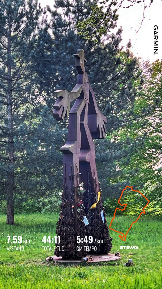 HenkBrandsma1's tweet image. Die patatjes heb ik nu wel verdiend. Soms moet ik even de teugels laten vieren @loopmaatjes. “Earned the PATAT- run done🍟🏃🏼‍♂️” #strava #hardlopen #garmin