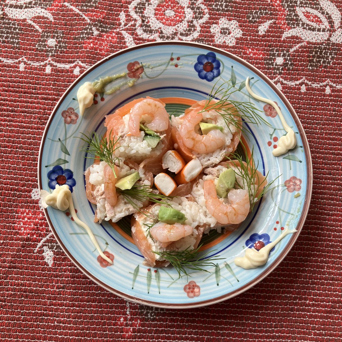 cakejson's tweet photo. 日本にいたら一生やらないであろう、自宅で寿司を作るを行った。昔指導教官だった先生の「私はストックホルムでうどんをうつてたわよ」という言葉を思い出した。海外で生活するってこういうことなんだな。 https://t.co/RD2RNSG23R