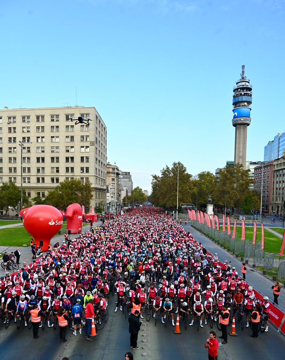 Que gran gobernador es <a href="/Orrego/">Claudio Orrego L.</a> , fue a la moneda puso un gran escenario y junto a miles de ciclistas le dijo en la moneda a <a href="/PresidenteKast/">José Antonio Kast Rist</a> ....¡Las ciclovías NO son un capricho!