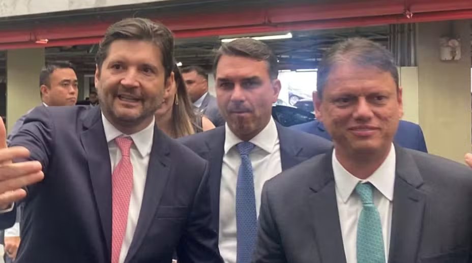 🚨AGORA: André do Prado embarca em voo para os EUA para reunião com Eduardo Bolsonaro

Presidente da Assembleia Legislativa precisa da benção do ex-deputado em exílio para ter candidatura ao Senado pelo PL confirmada. Deputado Estadual tem apoio de Tarcísio, e proximidade com