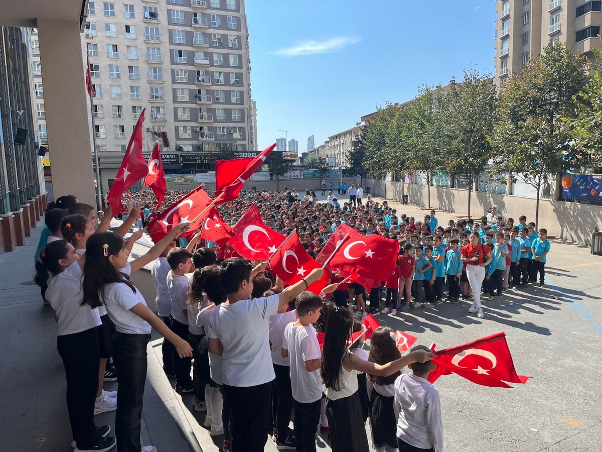 esenyurtmem's tweet photo. Her yeni gün, daha güçlü bir başlangıçtır. Eğitim camiamız; sevgi, dayanışma ve sorumluluk duygusuyla geleceğe ışık tutmaya devam ediyor. #EğitimleTekYürek 

@tcmeb @Yusuf__Tekin @tcesenyurt @CobanogluF @istanbulilmem @MucahitYentur @TayfunOzyolcu https://t.co/bg37xamh7w