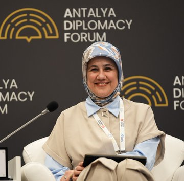 insani_yard's tweet photo. 🌐 #Antalya Diplomasi Forumu'nda düzenlenen "Erişim Engellendi: İnsani Yardımda Yapay Engelleri Aşmak" panelinde Türk #Kızılay Başkanı Prof. Dr. @FatmaMericYlmaz  yer aldı. 

➡️ Panelde @WFP, @ifrc ve @UNHumanRights temsilcileri ile birlikte  insani erişimin yalnızca lojistik bir mesele olmadığı, insan onuru ve yaşam hakkı açısından temel bir sorumluluk olduğu vurgulandı.

#AntalyaDiplomacyForum #ADF26

🔗 @RedCrescent