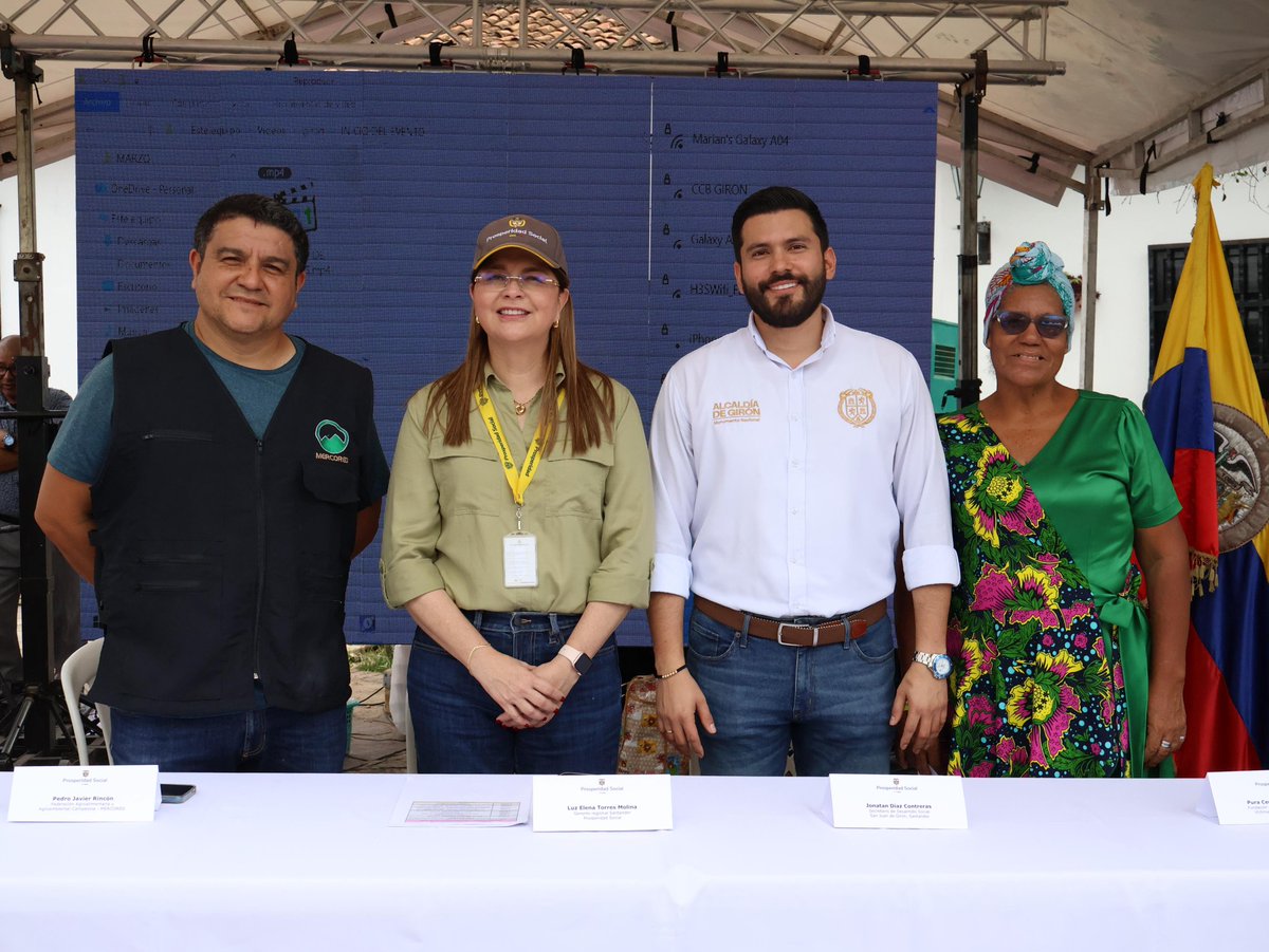 ProsperidadCol's tweet image. #Santander 💛🫱🏼‍🫲🏽 Inicia el #EncuentroPopular de #EconomíasParaLaVida en Girón, la ciudad colonial. En el Parque de las Nieves, 50 unidades productivas se reúnen para mostrar todo el talento de los santandereanos. Artesanías, productos agrícolas frescos y de la mejor calidad,
