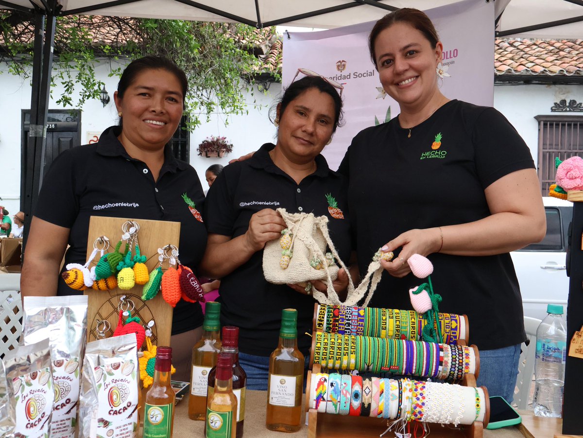 ProsperidadCol's tweet image. #Santander 💛🫱🏼‍🫲🏽 Inicia el #EncuentroPopular de #EconomíasParaLaVida en Girón, la ciudad colonial. En el Parque de las Nieves, 50 unidades productivas se reúnen para mostrar todo el talento de los santandereanos. Artesanías, productos agrícolas frescos y de la mejor calidad,