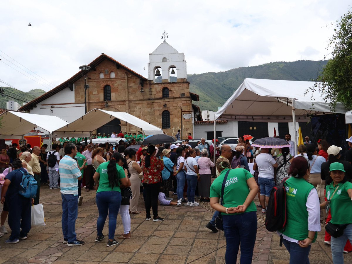 ProsperidadCol's tweet image. #Santander 💛🫱🏼‍🫲🏽 Inicia el #EncuentroPopular de #EconomíasParaLaVida en Girón, la ciudad colonial. En el Parque de las Nieves, 50 unidades productivas se reúnen para mostrar todo el talento de los santandereanos. Artesanías, productos agrícolas frescos y de la mejor calidad,