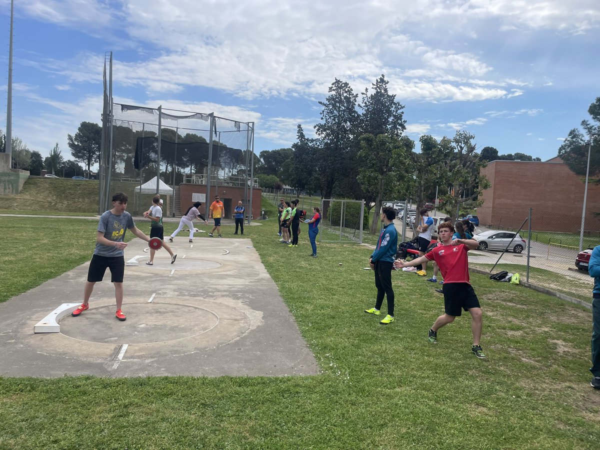 Pausasa3's tweet photo. Tecnificació de llançament de disc de la mà de @TheGrasTeam . Gràcies per venir i compartir tot el que saps. @Atletisme_FCA https://t.co/g4imVVMpnd