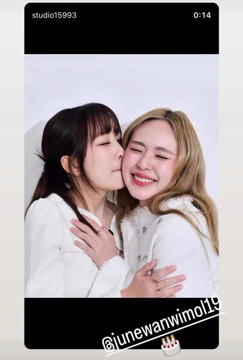 Mewnich relamente beso la mejilla de June 🫣

Ahora entiendo porque June se ha vuelto aficionada a los besos de Mewnich 😏

#JuneMewnich #จูนมิวนิค