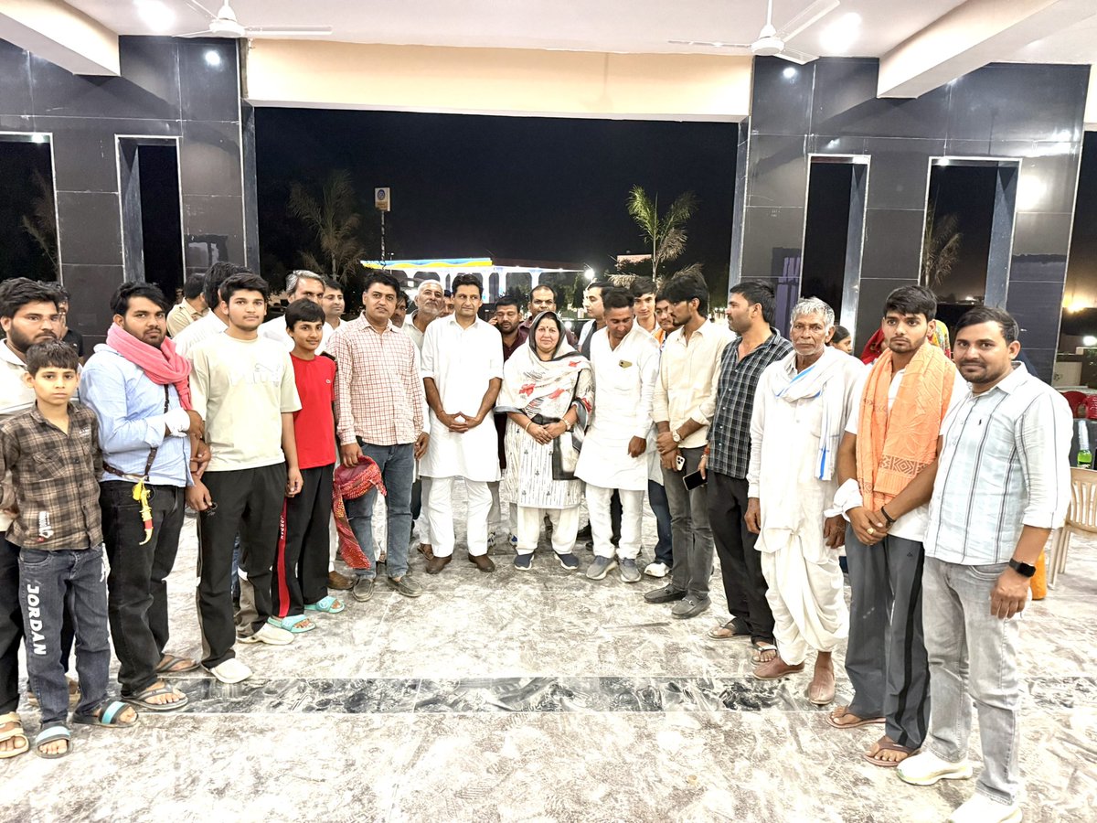 आज हमारे जनप्रिय नेता एवं लोकप्रिय सांसद श्री दीपेंद्र सिंह हुड्डा जी के साथ विधानसभा क्षेत्र के ग्राम रायमलिकपुर के पूर्व सरपंच श्री ओम प्रकाश जी के सुपुत्र के विवाह उत्सव में शामिल होकर नव-दंपति को शुभकामनाएं दीं।
<a href="/DeependerSHooda/">Deepender Singh Hooda</a>