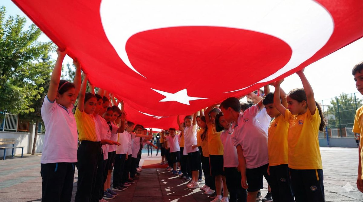 Altinyildizilk's tweet photo. 1. Bir harf öğretenin izinde, bir ömür şekillenir; öğretmenlerimizle merhametle yol açan, sevgiyle nesil inşa eden bir anlayışla #EğitimleTekYürek yarınlara yön vermeye devam ediyoruz. https://t.co/wRolbwo2Yq