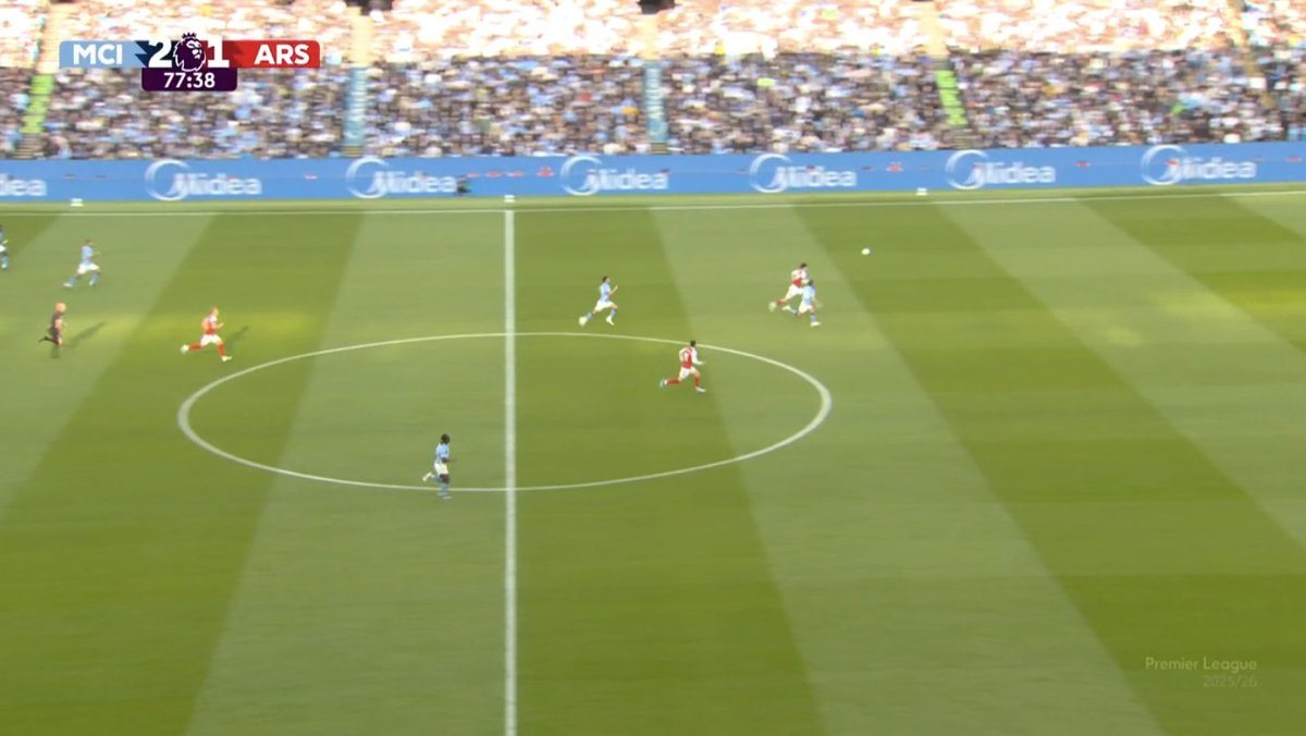 TouchlineX's tweet photo. 📸 - BERNARDO SILVA WON THIS BATTLE AGAINST KAI HAVERTZ!

THIS MAN IS NOT REAL, THIS MAN IS ONE OF THE MOST IMPORTANT PLAYERS IN MANCHESTER CITY HISTORY!

BERNARDO SILVA! https://t.co/69StcwQovi