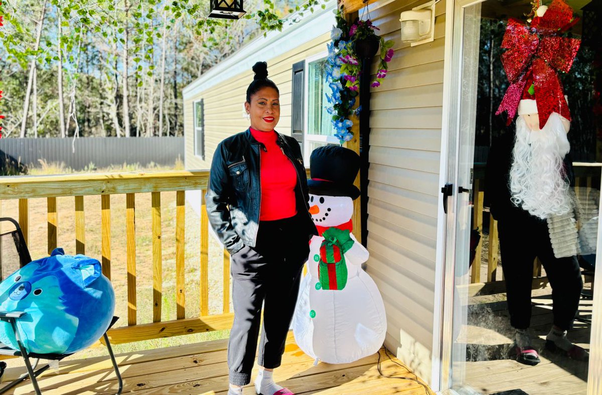 ColonyRidgeTX's tweet image. This is what community looks like. 🏡✨
Mileydi Hernández turned her land into a place to call home, and we couldn't be prouder to watch families like hers put down roots here. Stories like Mileydi's are why we do what we do.

#WelcomeHome #LandOwner #ClevelandTX #LibertyCounty