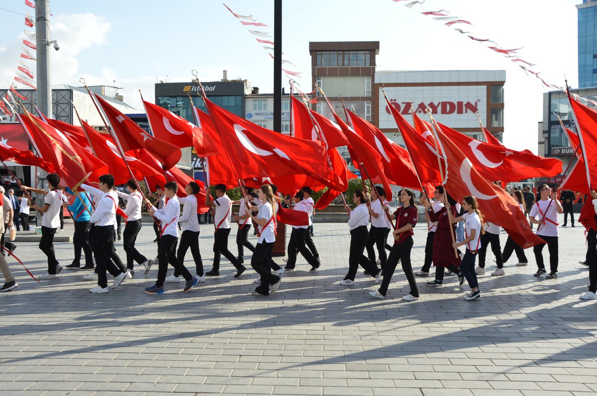 Altinyildizilk's tweet photo. 2. Anne, baba ve öğretmen…
Toplumumuzun temelini oluşturan, değeri ve hürmetiyle kutsal kabul edilen üç büyük emanet.
Eğitimle şekillenen bu köklü mirası, sevgi ve sorumlulukla yarınlara taşıyor; #EğitimleTekYürek olarak iyi insan yetiştirme idealinde buluşuyoruz. https://t.co/uCFIT0gXOb