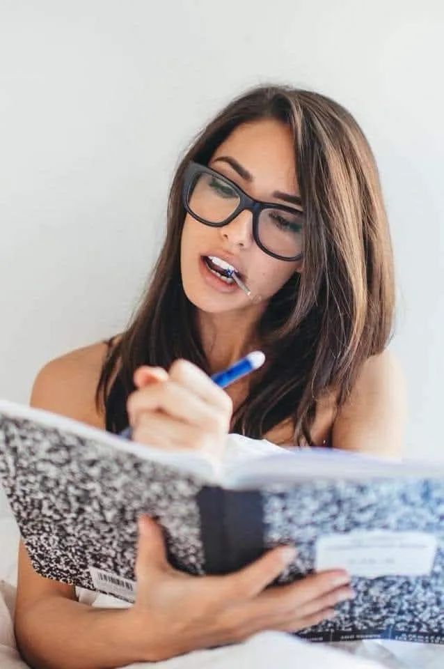 LuImpavBellator's tweet photo. Mi hanno consigliato, ogni giorno scrivi una pagina nuova della tua vita.
Non badare alla grammatica o all'ortografia, 
ma scrivi ciò che ti detta il cuore. https://t.co/RWdD1RFZUk