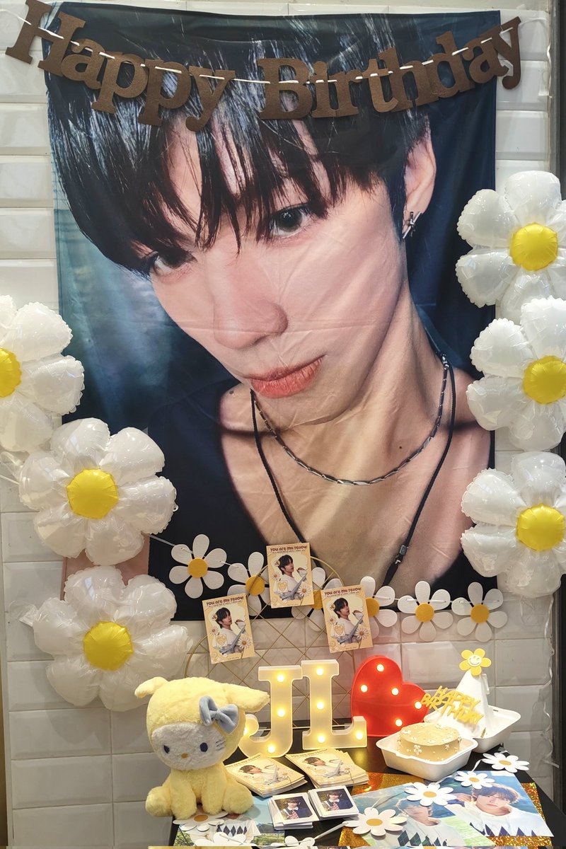 rochaeri614's tweet photo. from cupsleeve events to concert....
drained, but in the best way 🥰

#JLShinesThroughAtTwentyTwo 
#YouAreMyYellowJL 
#ROUND2026 https://t.co/H1Lrv6iOgW