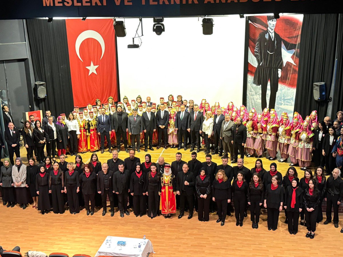 doc_celik34's tweet photo. Zorluklar karşısında dayanışma, karanlıklar karşısında eğitim... Millî birlik ruhuyla çarpan her yürekte aynı inanç: Eğitim, her şartta yolumuzu aydınlatacaktır. #EğitimleTekYürek https://t.co/plRGcBNcnS
