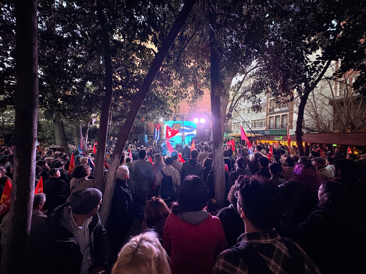 tkpninsesi's tweet photo. TKP Genel Sekreteri Kemal Okuyan, dayanışma etkinliğinde Küba dayanışmasını sorgulayanlara yanıt verdi:

"Ne dedi Fidel? 'Sermayenin dünyasından kurtulmamız gerekiyor.'

Biz sınıf kavgasında tarafız. Küba nasıl tarafsa biz de tarafız. Küba’ya gerçekleştirilen bu barbarca saldırının arkasında bu yüzden kapitalizm, emperyalizm var. ABD Küba’ya diyor ki bağımsızlıktan vazgeç, sosyalizmden vazgeç. Biz tabii ki Küba’ya sahip çıkacağız."