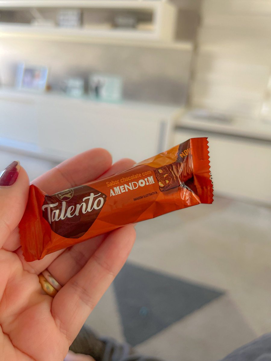 adelatora's tweet image. Acabei de abrir uma caixa de bombom da @Garoto e veio esse bombom novo.

Já provaram? 

#chocolate