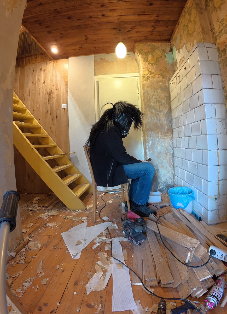 kaunomedis's tweet image. #ponyboy seems to be stuck in the wallpaper‑stripping limbo.
Someone used some kind of moisture‑resistant glue, and peeling these things off is a nightmare.
And leaving them on isn’t an option- the stains would haunt me forever. So no funny or sexy photos.
P.S. I am still a limp.