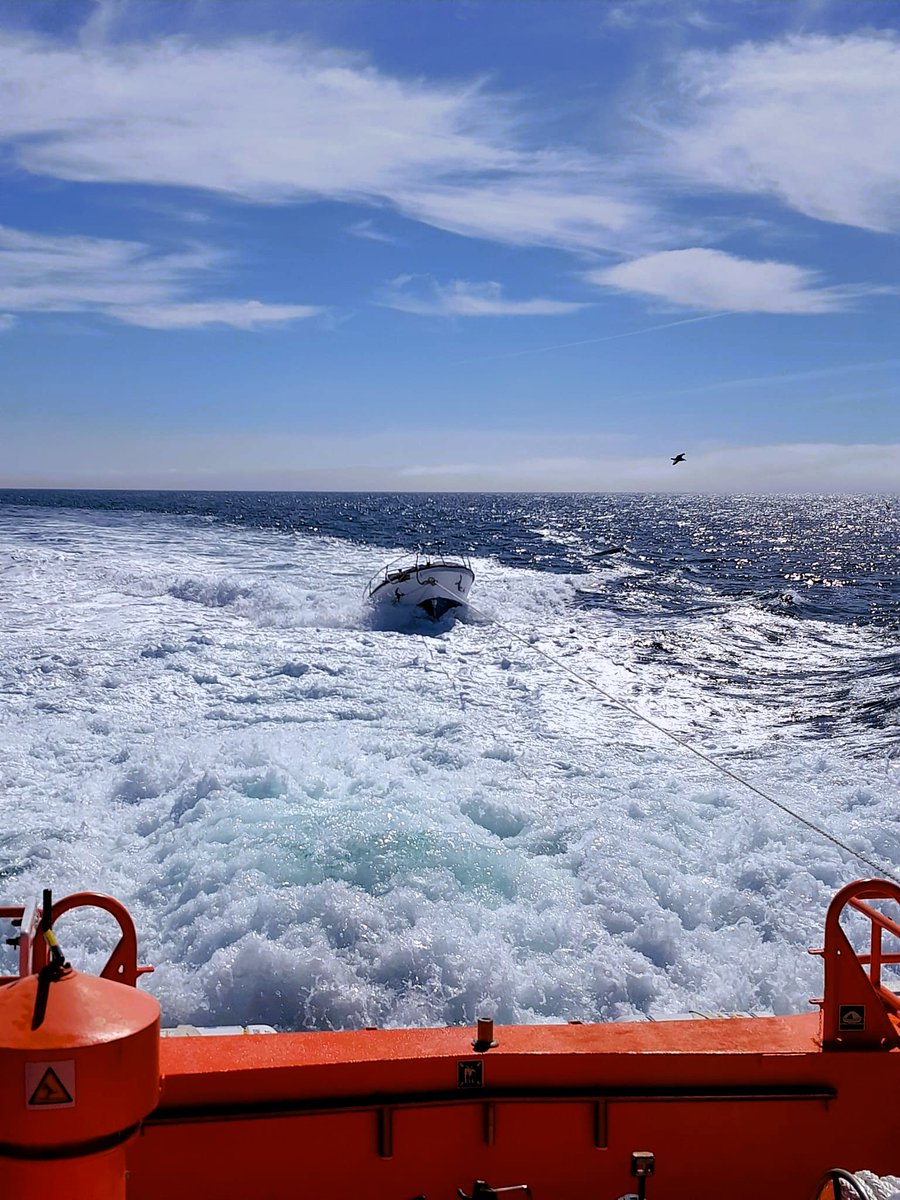 salvamentogob's tweet photo. Aviso @112Galicia de alertante: ve planeadora en las piedras #PortodoSon
Controladores #Finisterre movilizan salvamar Regulus y piden movilización PC y PL por tierra.
Confirman tripulantes a salvo.
Tras subida marea, salvamar Regulus hace firme/remolca a puerto.
#SeguridadNáutica https://t.co/IzbwPpTEY7