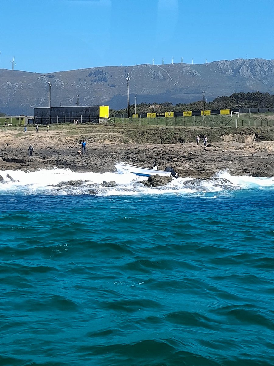 salvamentogob's tweet photo. Aviso @112Galicia de alertante: ve planeadora en las piedras #PortodoSon
Controladores #Finisterre movilizan salvamar Regulus y piden movilización PC y PL por tierra.
Confirman tripulantes a salvo.
Tras subida marea, salvamar Regulus hace firme/remolca a puerto.
#SeguridadNáutica https://t.co/IzbwPpTEY7