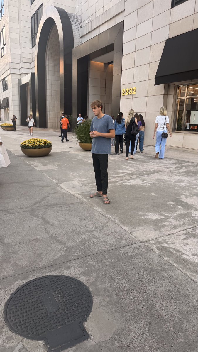 OFlagras's tweet photo. Playboyzinho esperando o Uber no Shopping Iguatemi. https://t.co/6w9lU7cTCX