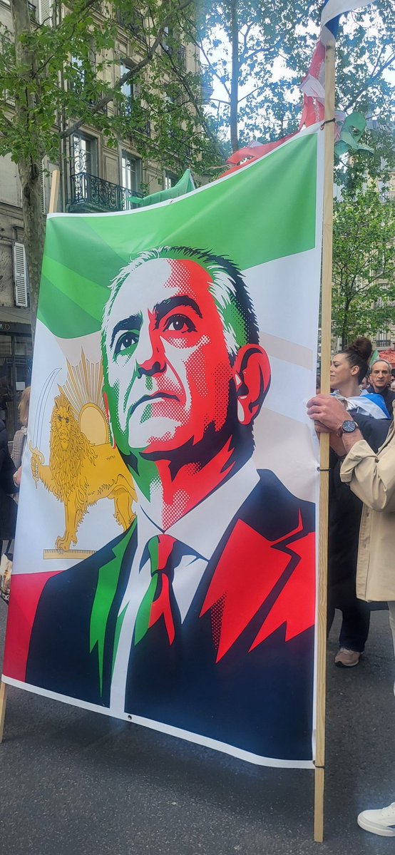 EboshiJasmine's tweet image. گردهمایی ایرانیان در پاریس.
این آخرین نبرده پهلوی برمیگرده .
@PahlaviComms 
@PahlaviReza 

#KingRezaPahlavi 
#FreeIran 
#ThankYouTrump