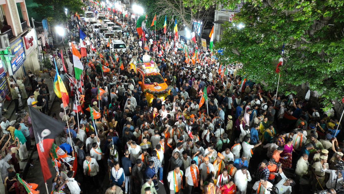 HPhobiaWatch's tweet image. He is Vinoj Selvam. A graduate from London School of economics 

In 2021, He contested against 67 year old DMK Candidate Sekarbabu P at the age of 32 and got 31% vote against him

In 2024, He contested from DMK fortress Chennai Central against Dayanidhi Maran and got 2 Lakhs