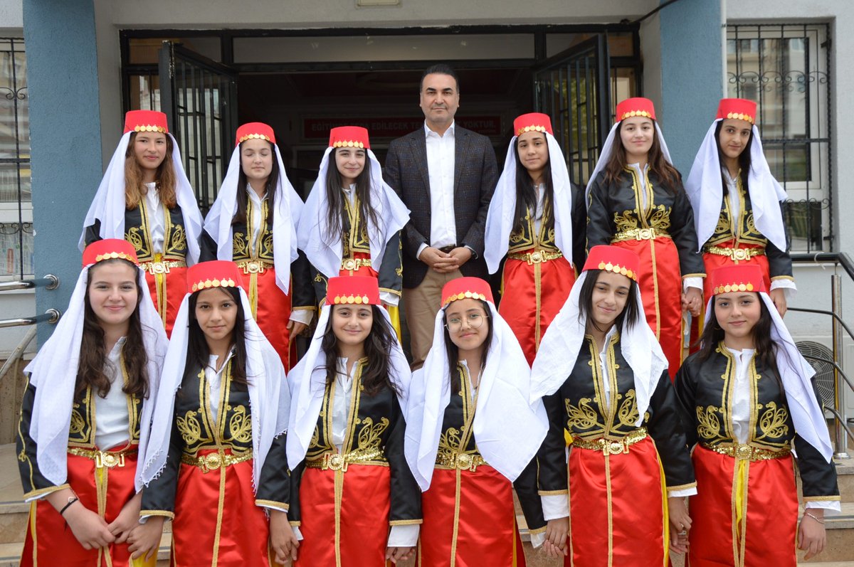 esdortaokul's tweet photo. Bir harf öğretenin izinde, bir ömür şekillenir; öğretmenlerimizle merhametle yol açan, sevgiyle nesil inşa eden bir anlayışla

 #EğitimleTekYürek

 yarınlara yön vermeye devam ediyoruz. https://t.co/MezWdi3ceP
