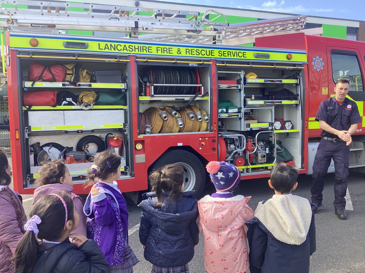 olive__preston's tweet photo. Reception children enjoyed a visit from #LancashireFireAndRescueService #PeopleWhoHelpUs #BringingLearningToLife #BuddingFireFighters #WeAreSTAR https://t.co/NKKqUOzvrb