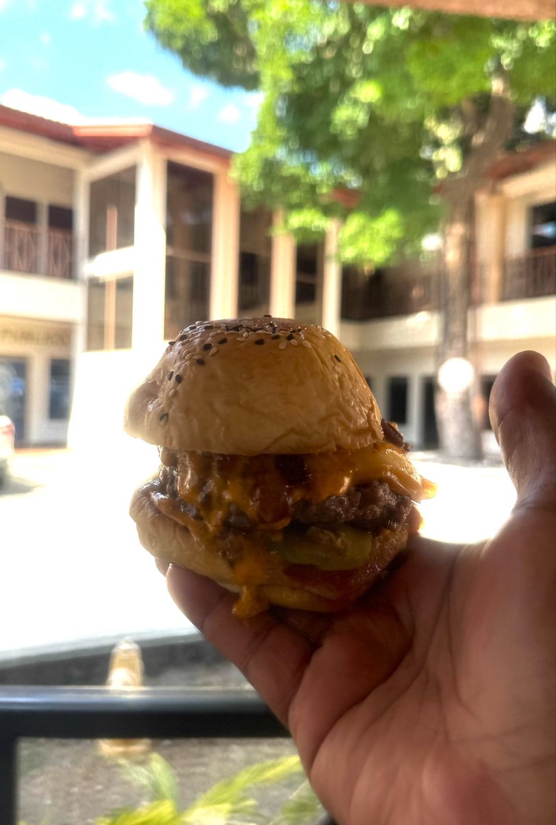 AbrahamHendy's tweet photo. La Istemeña de @GambrinusPanama , un poco pequeña para mi gusto pero grabde y potente en Sabor! La Rockstar sigue siendo de mis Favs🍔 #Burgerweek https://t.co/xbYQgkQsVE