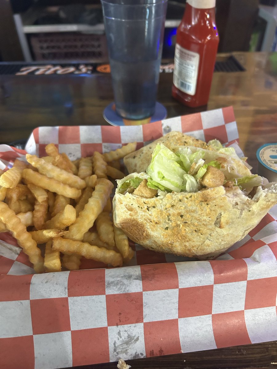 goobercock's tweet photo. Fried chicken Caesar wrap feat. Croutons.
#DiningwithDavis https://t.co/sv5EF0XYP0