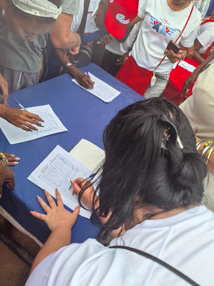 Anaysbvr's tweet photo. En tan memorable fecha 
los trabajadores de @ETECSA_Cuba #CTLCMonte realizamos trabajo voluntario 🪓️ en la UBPC 1 ero de Julio. Al concluir en un gran acto de reafirmación Revolucionaria plasmamos nuestras firmas por la Patria y la Paz que no se negocia.
#MiFirmaPorLaPatria https://t.co/RwbHDOzg02