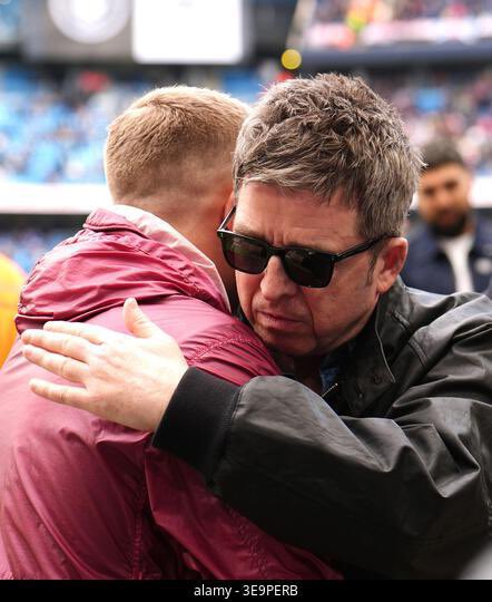 OasisPlanet_'s tweet image. Noel Gallagher with Ricky Hatton’s son at the Etihad Stadium for Manchester City vs Arsenal 🫂

📷 Martin Rickett