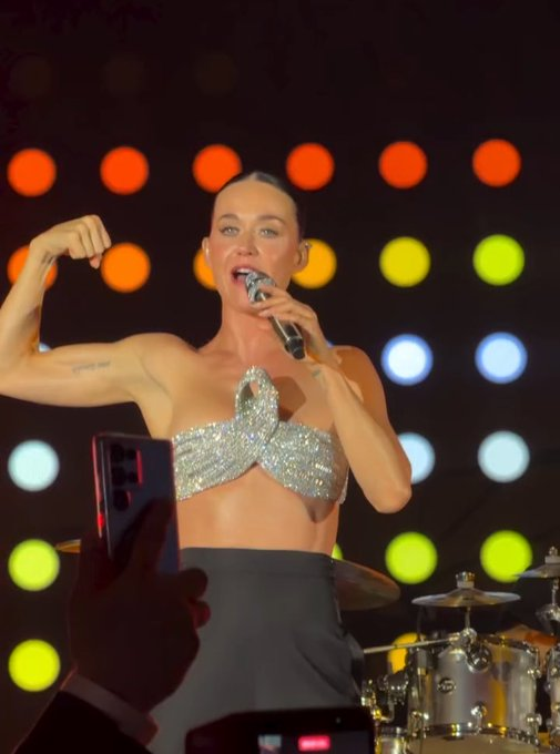 JonesGuy6's tweet photo. Flex of the day Katy Perry 💪🏻 https://t.co/9s4IJuODkC