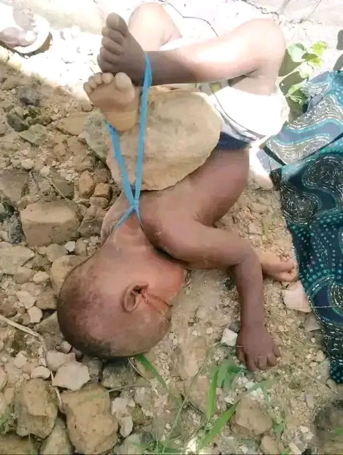 Karinganire_Has's tweet photo. In Ituri in the DRC 🇨🇩. If something must be done urgently, the international community, the United States, the European Union, the African Union, the East African Community, and @UNICEF must intervene and help these people. Look at this heartbreaking photo—how this child was killed by CODECO, supported by FARDC. All of this must be held accountable to Tshisekedi. All the crimes being committed by these groups are his responsibility because he is the one who created CODECO and Wazalendo.”
@IntlCrimCourt
@FBI
@_AfricanUnion   @EU_Commission @EUatUN @GeneralNeva  @hadjalahbib  @AsstSecStateAF @JuttaUrpilainen  @FEGnassingbe
@un_council @SenateForeign
@MofaQatar_FR @CanadaUN
@UKUN_NewYork  @CanadaUE @SenateForeign @MichaelKanuSL 
@SecRubio
@NshimyimanaEmma
@JBorgstam @SecScottBessent
@FranceONU @JuttaUrpilainen @HuangXia16 @SophieUKRPG   @eucopresident @JosepBorrellF @StateDeptSpox @EP_President  @prevotmaxime @USAmbUN  @RepStephMurphy @MONUSCO @WilliamsRuto @4thPresidentKE @jlprdeangola @RepStefanik @OfficialMasisi @US_SrAdvisorAF @EmmanuelMacron @secgen @UEenRDC @volker_turk @prevotmaxime @onduhungirehe @HuangXia16 @antonioguterres