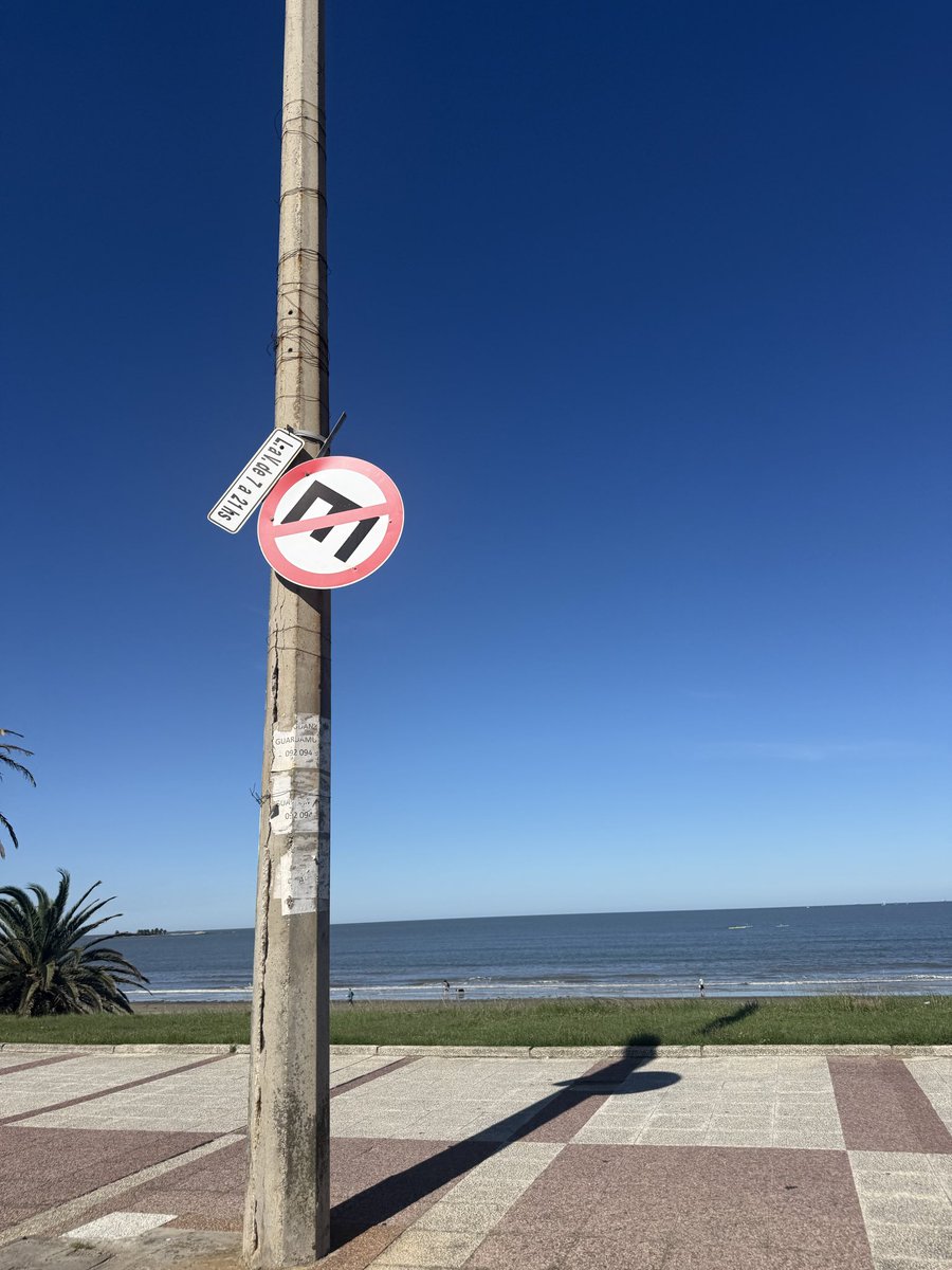 Juanma15's tweet image. Embotellamiento de domingo sin inspectores. Entre yuyos y marcianos. Paseando entre palmeras muertas sin retirar. Ciudad librada al azar. 
Hay que cambiar en #Montevideo