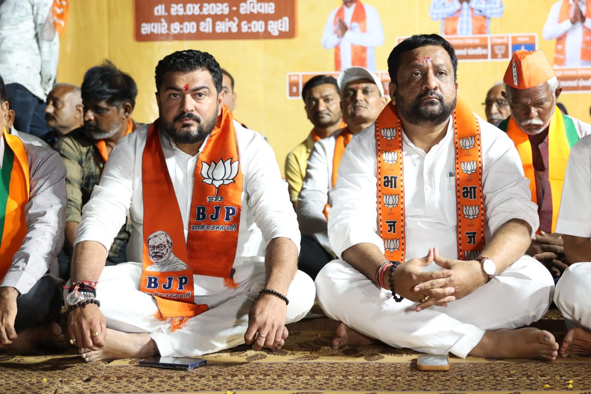 📍ગામ :- ડુંગરપુર, તા :- જુનાગઢ 
લોકશાહીના પર્વનો શંખનાદ! 🗳️🚩
આજરોજ જૂનાગઢ તાલુકાના ડુંગરપુર ગામે આગામી સ્થાનિક સ્વરાજ્યની ચૂંટણીના અનુસંધાને ૯-ડુંગરપુર જિલ્લા પંચાયત સીટનું ભવ્ય સંમેલન યોજાયું.
વિશાળ સંખ્યામાં ઉપસ્થિત કાર્યકર્તાઓનો ઉત્સાહ અને જનતાનો અતૂટ વિશ્વાસ સ્પષ્ટપણે