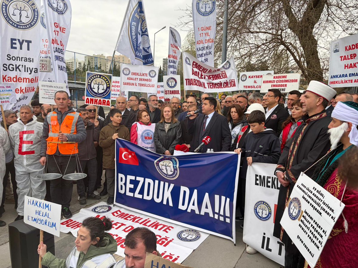 elcinguloren_'s tweet photo. Ankara Milletvekilimiz Sn. İdris Şahin, Deva Partisi sözcümüz Adana Milletvekilimiz Sn. Sadullah Kısacık, ilçe başkanlarımız ge yönetimleri ile Emeklilikte  Adalet Derneği'nin basın açıklamasına katıldık.

Yıllarca çalışarak bu ülkenin ekonomisine katkı sağlayan  vatandaşlarımızın, emeklilikte adalet talebi görmezden gelinemez.
Kademeli emeklilik meselesi artık ertelenmemeli, kalıcı ve adil bir düzenleme yapılmalıdır.

 @EmadDernegi  
#KademeSusmayacak