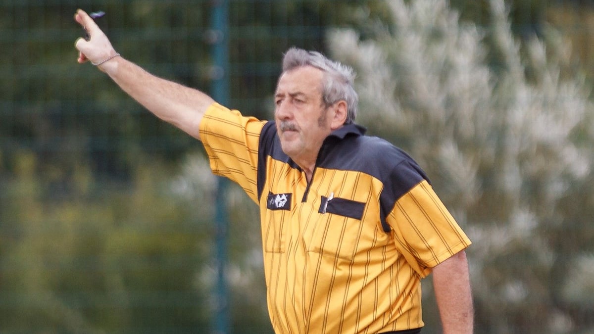 Der Unparteiische aus Torgelow bleibt dem Amateurfußball treu. Mit 71 pfeift Gerd Rummel weiter Woche für Woche und blickt nun auf schon rund 3000 Spiele zurück. nordkurier.de/regional/uecke…