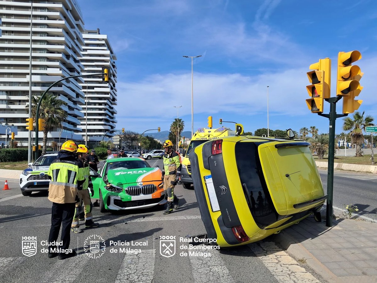 Efectivos de la Policía Local y de Bomberos han intervenido esta tarde en un accidente de tráfico ocurrido sobre las 17:10 horas en la calle Pacífico con dos vehículos implicados. Sus ocupantes han sido atendidos por los servicios sanitarios del 061, con lesiones leves.