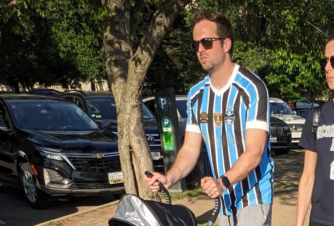SoccerInTheWild's tweet photo. Saw a @Gremio dad in Washington, DC yesterday 🇧🇷 https://t.co/Oa32VvWwkN