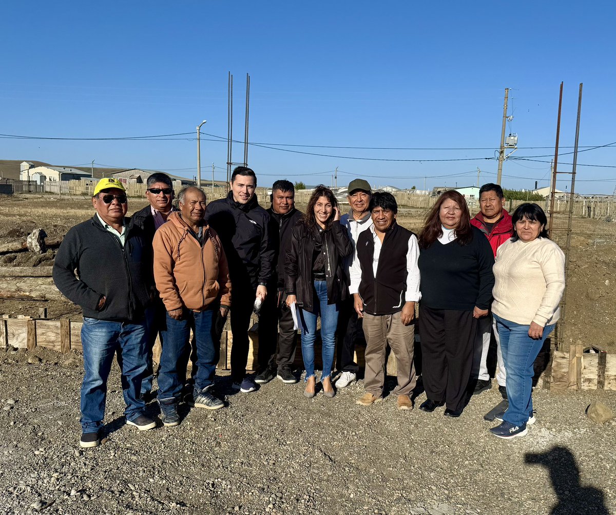 GonzaFerro's tweet photo. Río Grande encuentra su identidad en el crisol cultural de los originarios y de tantos que vinieron y eligieron radicarse en esta tierra para vivir.

Hoy, junto a la Asociación de Residentes Jujeños, celebramos el 433° aniversario de la fundación de San Salvador de Jujuy.

Gracias amigos por hacernos parte. ¡Felicitaciones por el trabajo social que llevan adelante!
