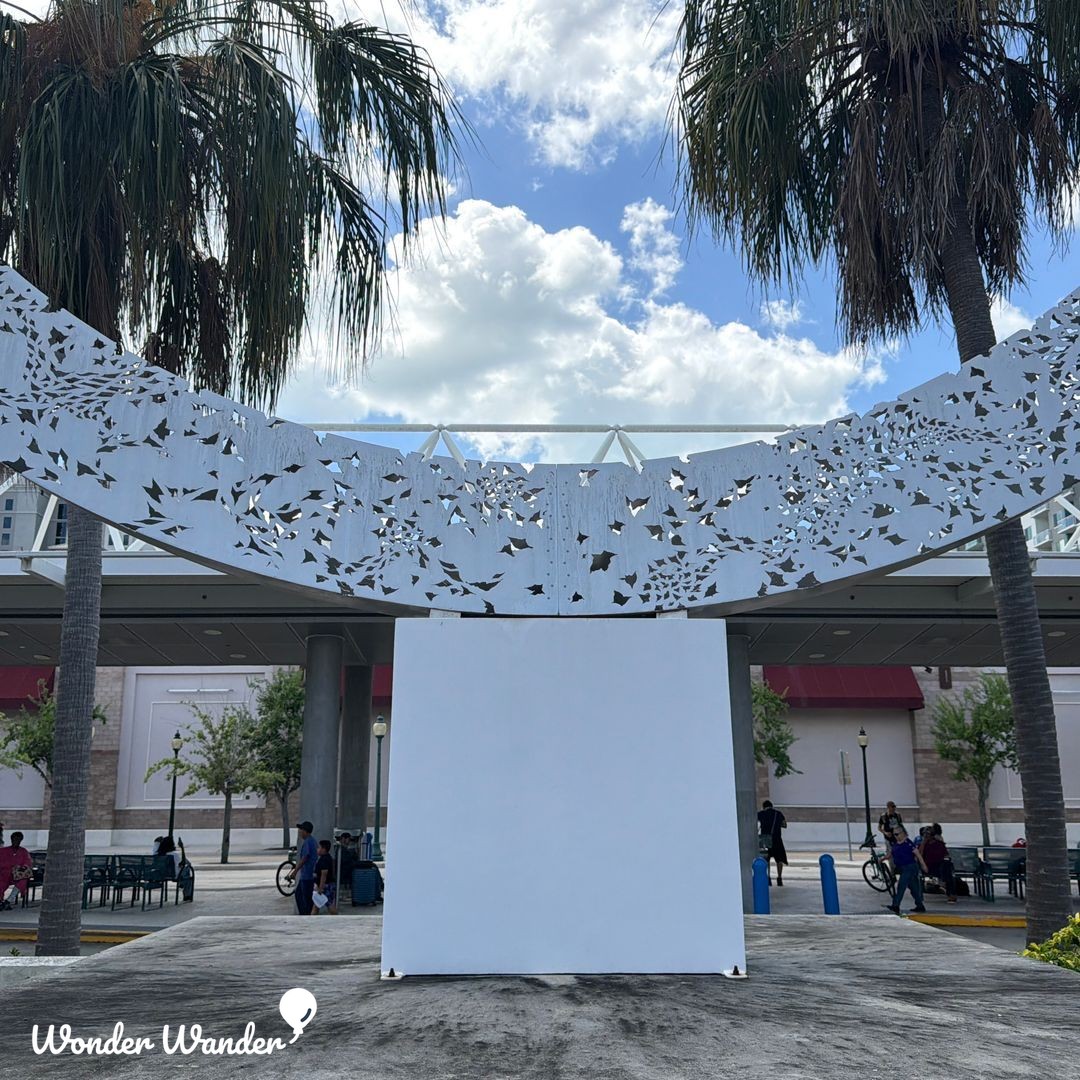 WonderwanderArt's tweet image. Eighteen feet of anodized aluminum slicing through the Florida sun. Bruce White's "Samurai" reaches toward you with a horizontal sweep that's impossible to ignore. Bold. Deliberate. Pure art. #PublicArt #Sarasota #ArtAdventure app.wonderwander.art/art/508fa058-4…