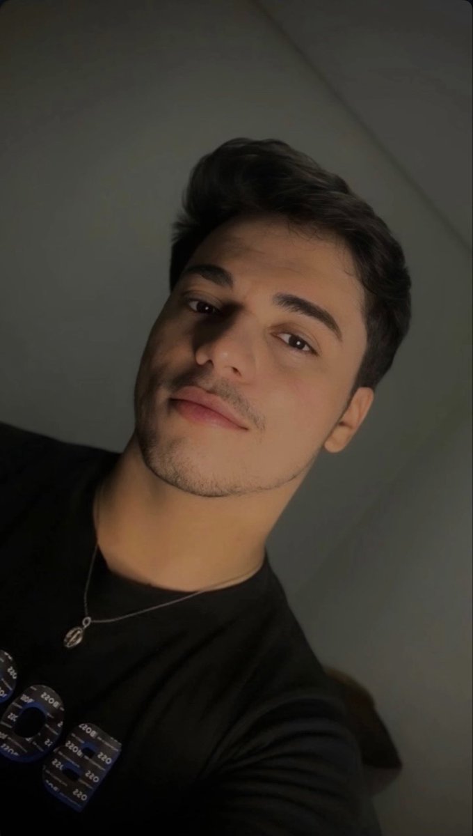 me olha, e me encara…