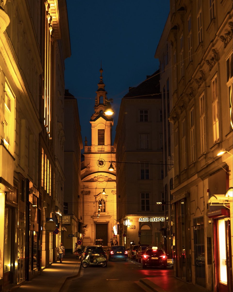 toorunal's tweet photo. Vienna after dark ✨

#leicaphotography #streetphotography #leica #vienna https://t.co/qhgEGyQpHV
